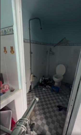 Không chỉ vậy, nhà vệ sinh cũng trông vô cùng...bốc mùi khi lâu ngày không được cọ rửa. Nhiều người cho rằng với căn phòng khép kín như thế này thì không hiểu người thuê phòng sống kiểu gì với mùi rác, mùi từ nhà vệ sinh bốc lên.