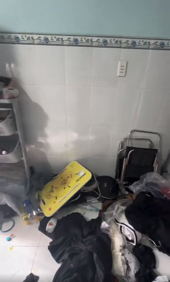 Người khách thuê phòng cũng là một cô gái trẻ, khi ra ngoài được thì sạch sẽ, gọn gàng xinh xắn, trái ngược hoàn toàn với cách sống bừa bộn này.