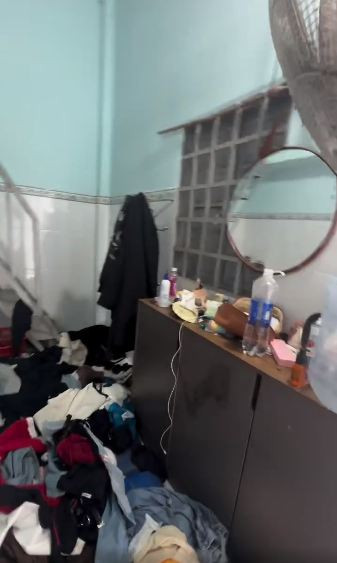 Bàn trang điểm cũng ngập rác.