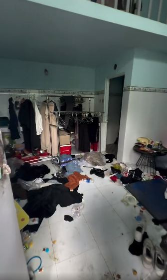 Căn phòng khoảng hơn mười mấy mét vuông gần như không có chỗ nào sạch sẽ, sàn nhà cũng vương đầy đồ ăn.