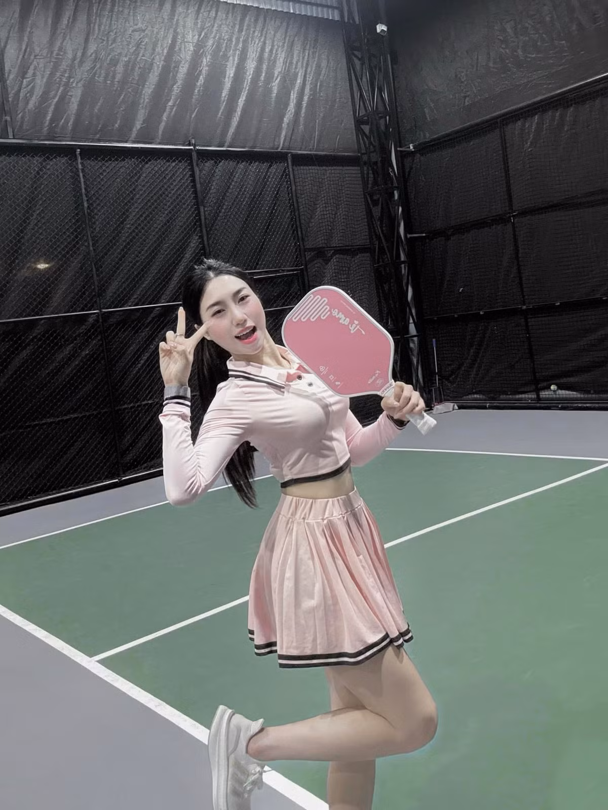 Một trong những cái tên đáng chú ý nhất trong dàn anh chị em ruột của các cầu thủ là Nguyễn Nụ (sinh năm 1997) - em gái của Nguyễn Văn Toàn. Cô nàng thể hiện niềm đam mê với bộ môn pickleball khi thường xuyên đăng tải hình ảnh trên sân tập.