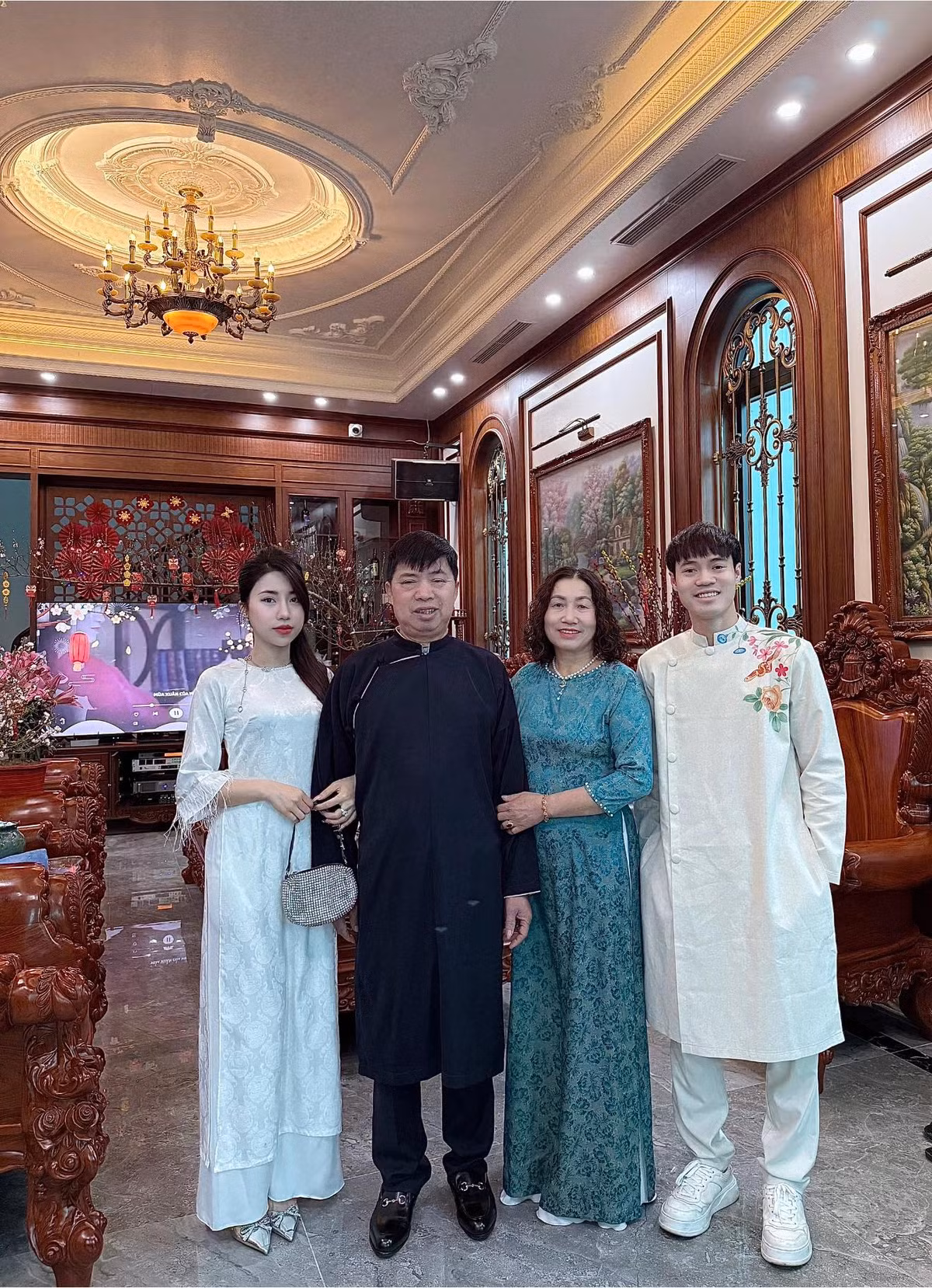 Với fan bóng đá Việt Nam, Nguyễn Nụ không phải cái tên xa lạ. Cô nàng để lại ấn tượng với gương mặt ưa nhìn cùng nhiều lần xuất hiện cùng anh trai là Văn Toàn trên mạng xã hội với những màn troll hài hước.