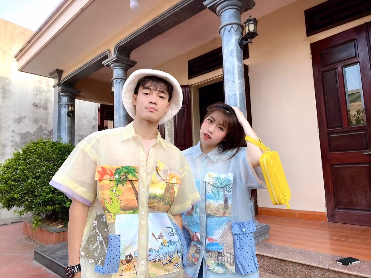 Chỉ kém anh trai Văn Toàn một tuổi, vậy nên Nguyễn Nụ và anh trai vô cùng gần gũi, thân thiết.