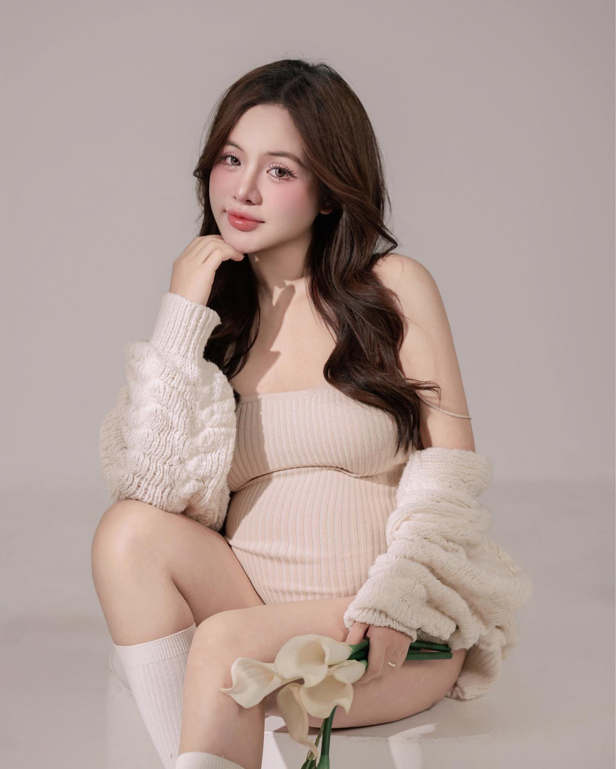 Dù ở những tháng cuối thai kỳ, thế nhưng Khánh Vân vẫn sở hữu sắc vóc xinh đẹp, tràn đầy sức sống.