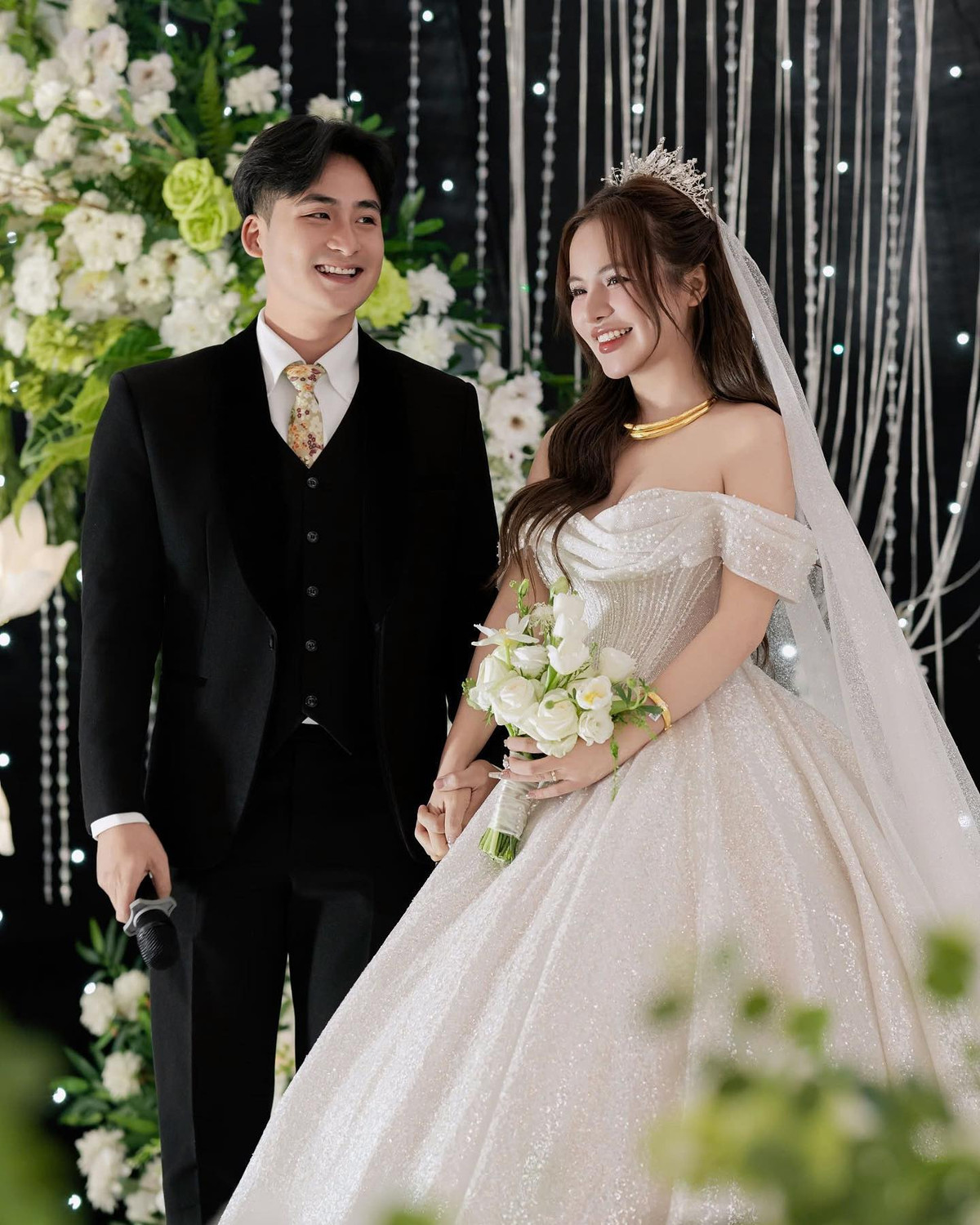 Đến tháng 12, Khánh Vân công khai ảnh cưới, chính thức lên xe hoa.