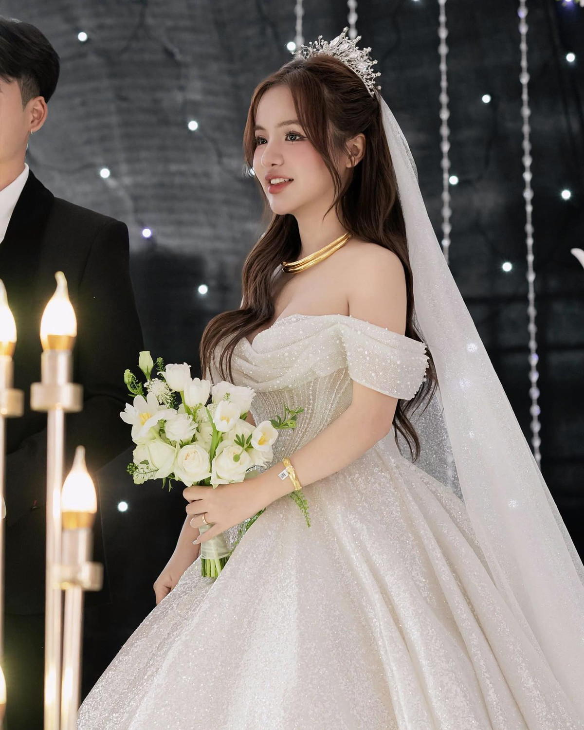 Được biết, chồng sắp cưới của cô nàng là mối tình đã yêu đương 6 năm.