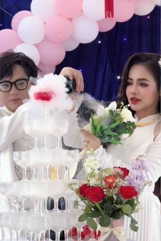 Trò đùa "đám cưới giả" này khiến nhiều người vô cùng phẫn nộ, cặp đôi nhận nhiều chỉ trích khi bị cho là coi thường khán giả, đem ngày trọng đại cả đời ra để làm nội dung.