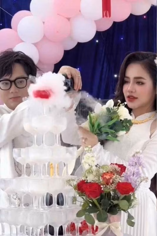 Trò đùa "đám cưới giả" này khiến nhiều người vô cùng phẫn nộ, cặp đôi nhận nhiều chỉ trích khi bị cho là coi thường khán giả, đem ngày trọng đại cả đời ra để làm nội dung.