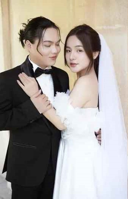 Khoảng cuối tháng 3 năm nngoái, cộng đồng mạng từng xôn xao trước thông tin Phạm Thoại tổ chức đám cưới với một cô gái xinh đẹp. Danh tính hot girl đó là Khánh Vân (SN 2001, Bắc Giang).