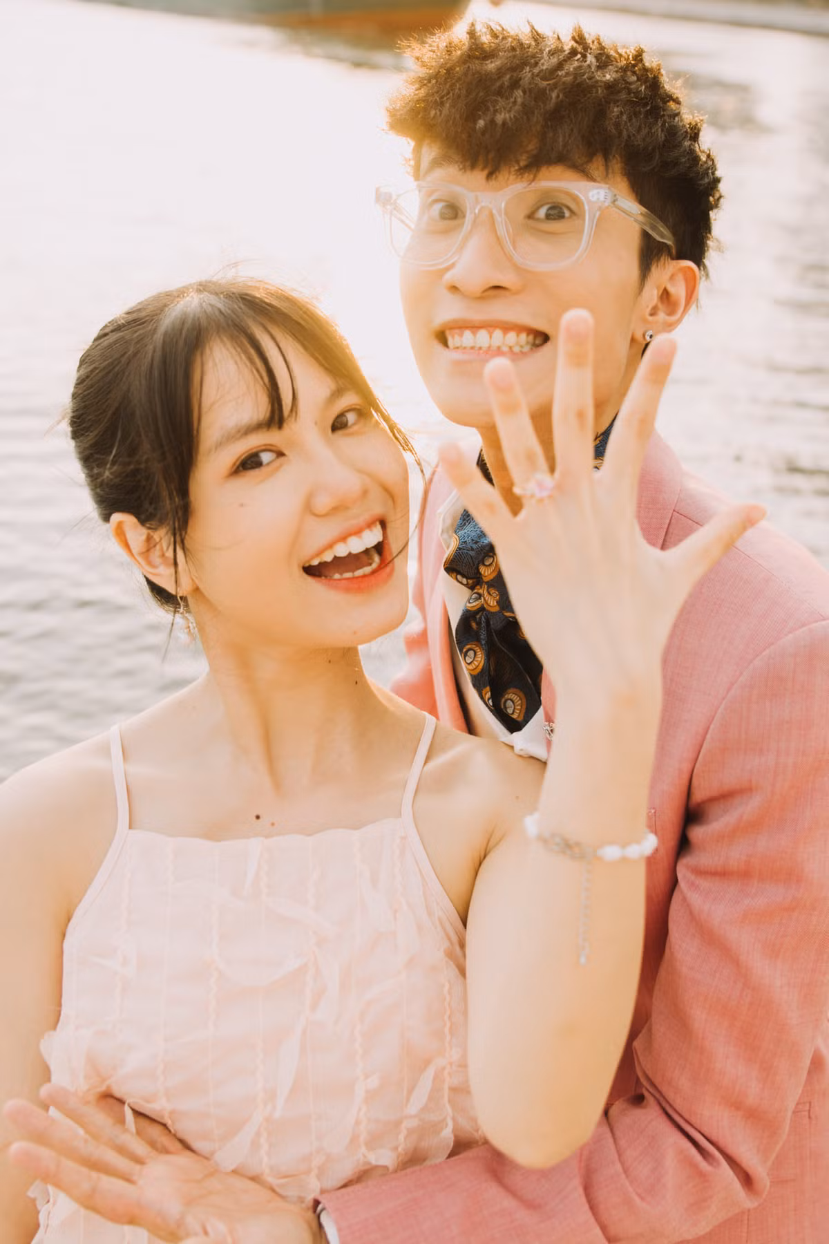 Tizi và Đích Lép (tên thật là Nguyễn Việt Trúc và Huỳnh Quang Minh) là cặp đôi khá nổi tiếng với giới trẻ hiện nay. Cả hai hiện đang sở hữu kênh YouTube có 374k người đăng ký và fanpage Facebook 1,6 triệu người theo dõi. Vào khoảng cuối năm ngoái, cặp đôi bắt đầu vướng vào ồn ào liên quan đến rạn nứt tình cảm.