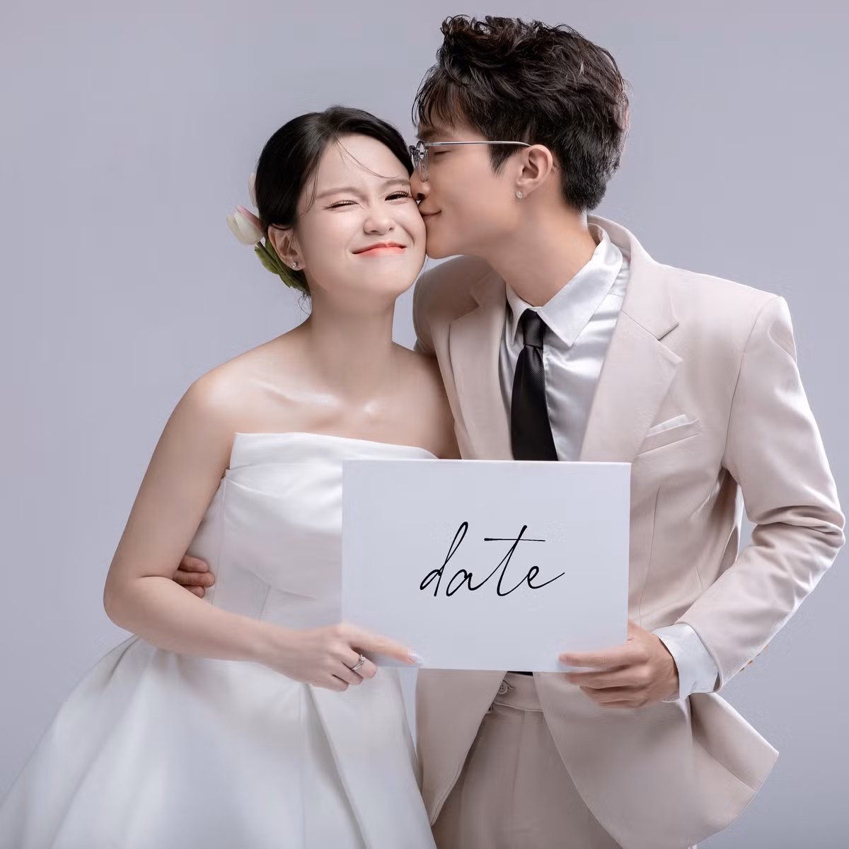 Nhiều fan của cặp đôi vẫn hy vọng rằng cả hai vẫn chỉ đang trong khoảng thời gian giận dỗi và sẽ sớm làm lành, trở lại mối quan hệ như cũ.