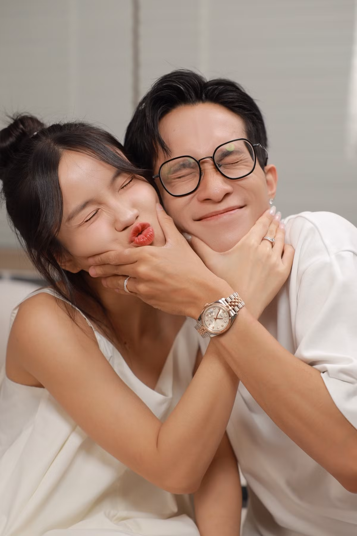 Là một cặp đôi được nhiều người ngưỡng mộ bởi tình yêu đẹp và lâu bền với 11 năm yêu nhau, 2 năm hôn nhân, thông tin cặp đôi Tizi Đích Lép đường ai nấy đi khiến nhiều người vô cùng bất ngờ và tiếc nuối. Thông tin này hiện đang được hàng loạt fanpage lớn và diễn đàn đăng tải, thu hút lượng lớn sự tương tác, bình luận từ cộng đồng mạng.