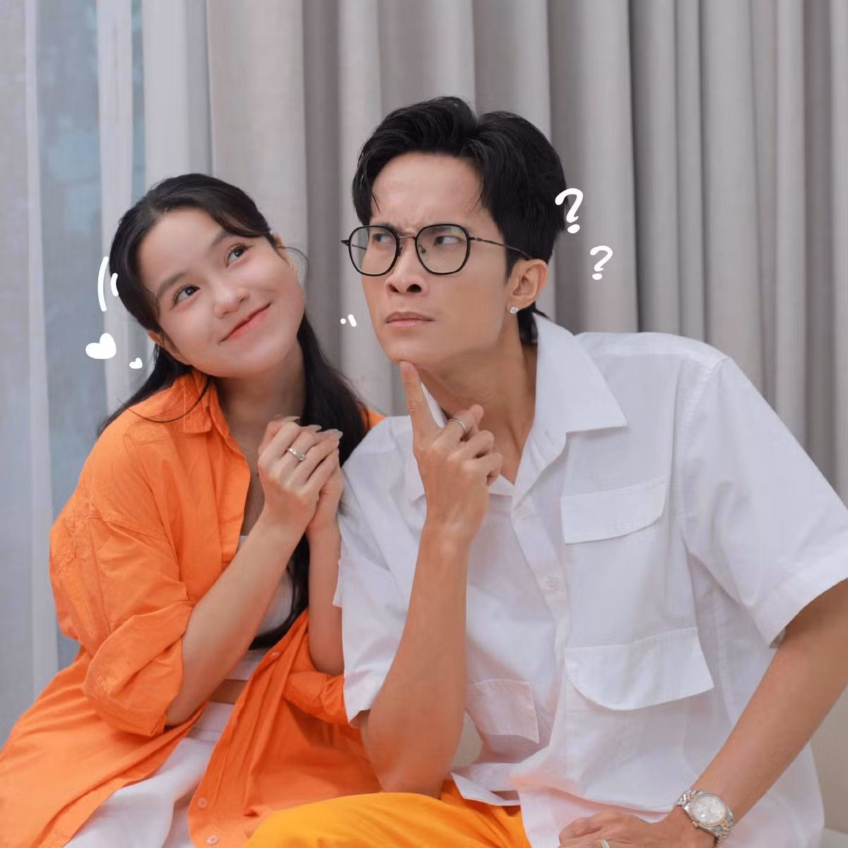 Nhiều người cảm thán trước thông tin cặp đôi chia tay: "Những người truyền cảm hứng tình yêu lại ly hôn, vậy tôi biết tin vào đâu nữa đây", "mãi mãi là hai năm ạ", "người truyền cảm hứng về tình yêu lại không thể giữ được hạnh phúc của mình", "dạy người ta cách yêu nhưng chẳng thế cứu vãn hôn nhân của chính mình".