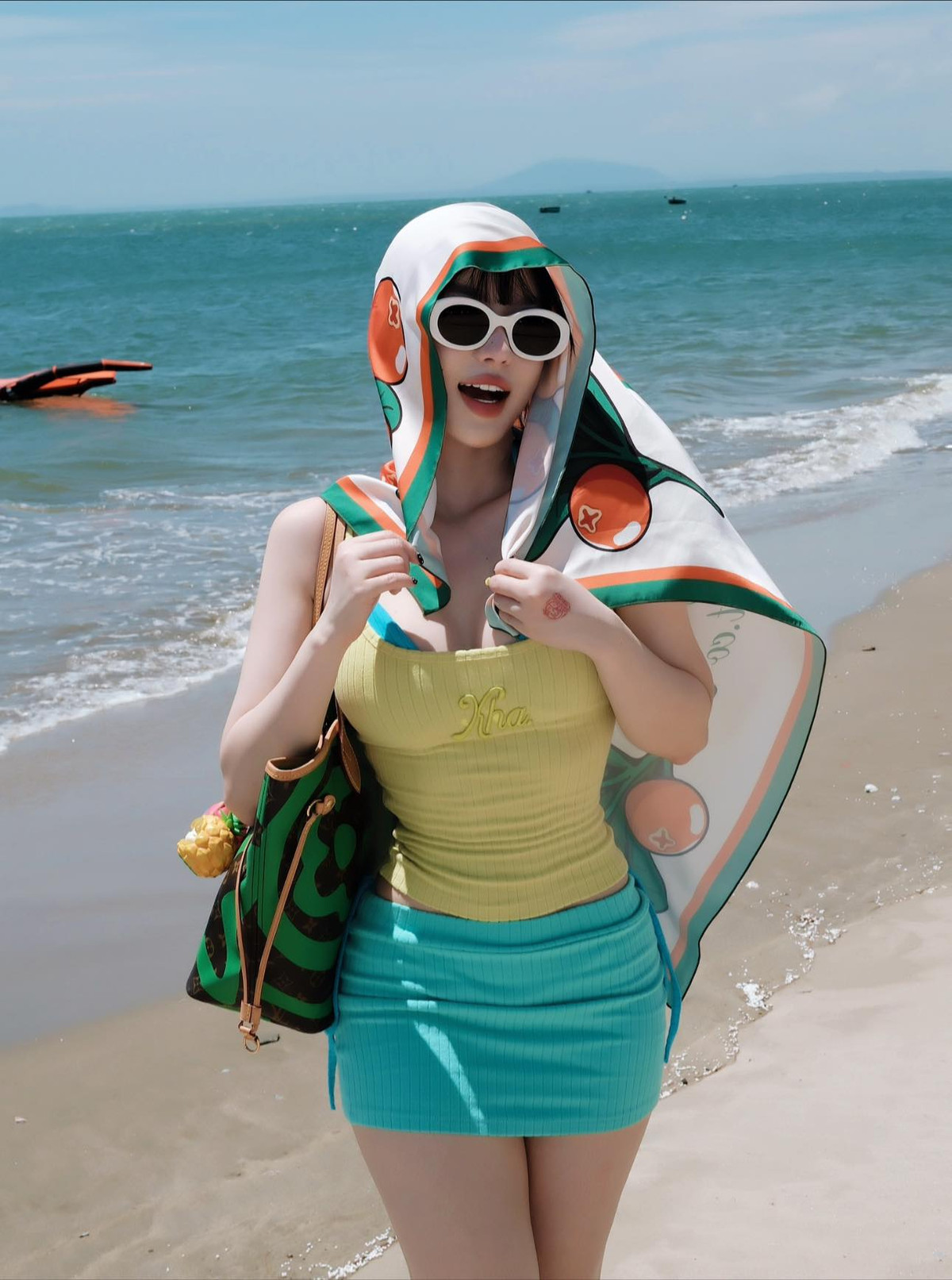 Là một trong những gương mặt nổi bật của thế hệ hot girl đầu tiên, Vân Tiny luôn là cái tên thu hút sự chú ý mỗi lần xuất hiện. Mới đây, trong chuyến đi biển, Vân Tiny đã gây xôn xao mạng xã hội khi khoe thân hình chuẩn không cần chỉnh với bikini cực "chặt chém".