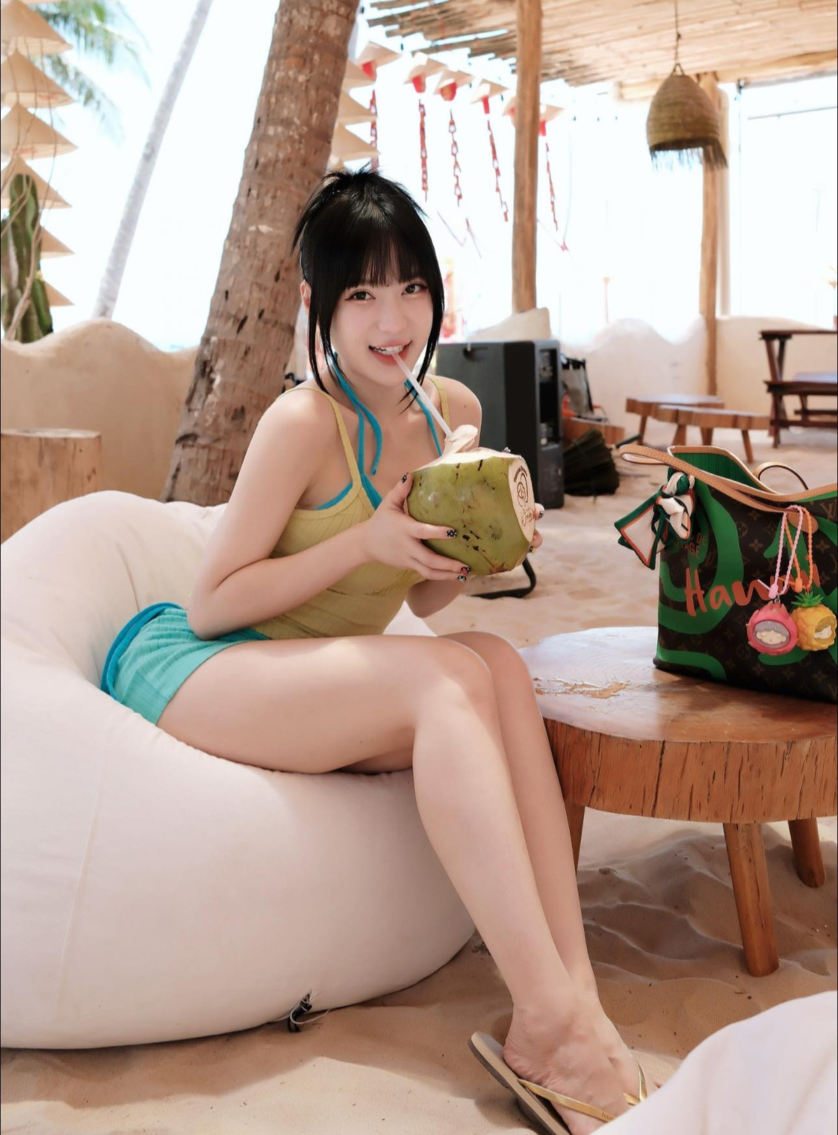 Điểm nhấn trong bộ ảnh là cách cô nàng tự tin khoe trọn vẻ đẹp của mình dưới ánh nắng vàng rực rỡ, cùng với phong cách thời trang biển hiện đại và cuốn hút.