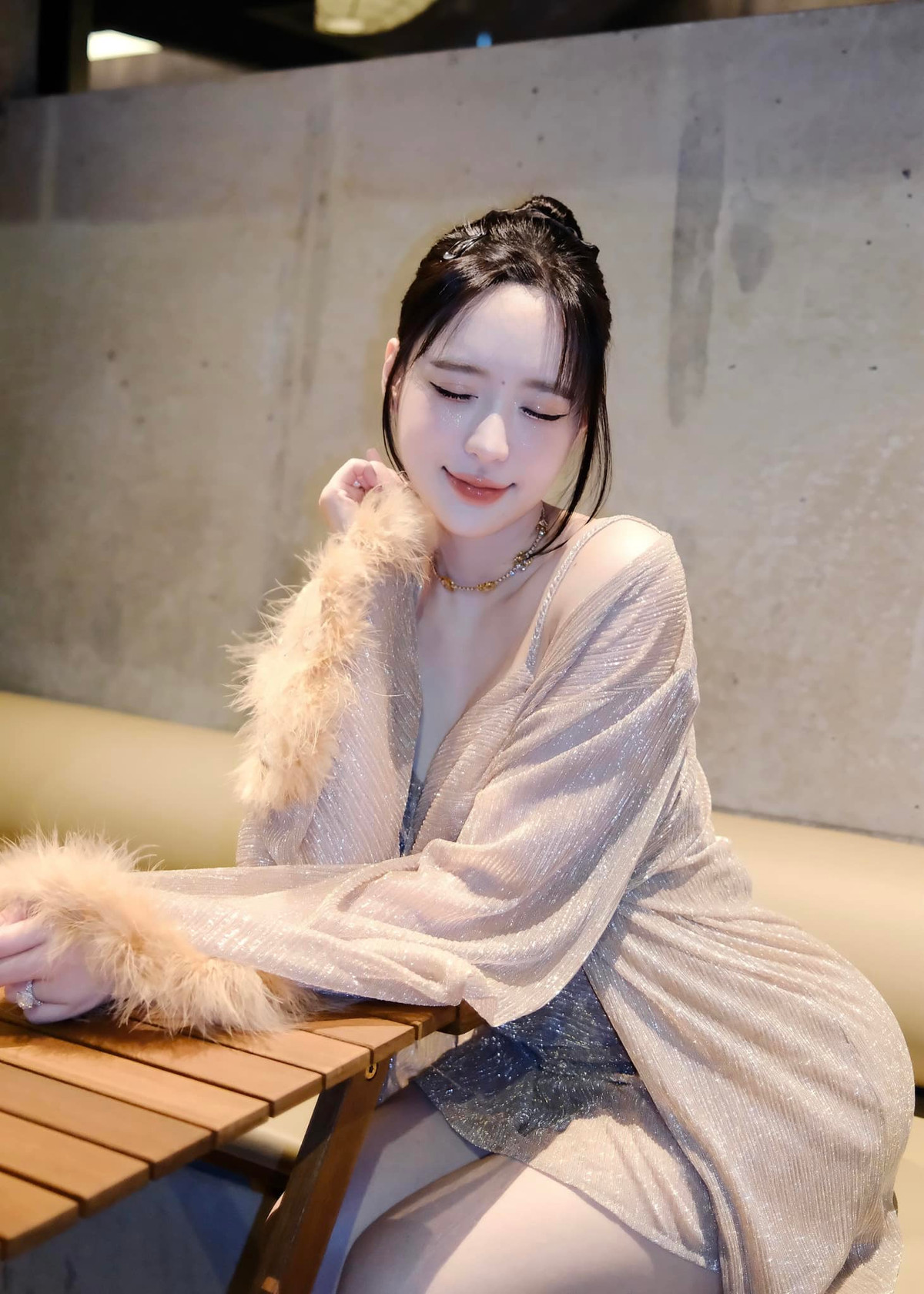 Hot girl sinh năm 1992 cũng liên tục có những chuyến du lịch cùng gia đình để hâm nóng tình cảm. Cô nàng cũng thường đăng tải hình ảnh những chuyến du lịch đến nhiều địa điểm khác nhau trên trang cá nhân.