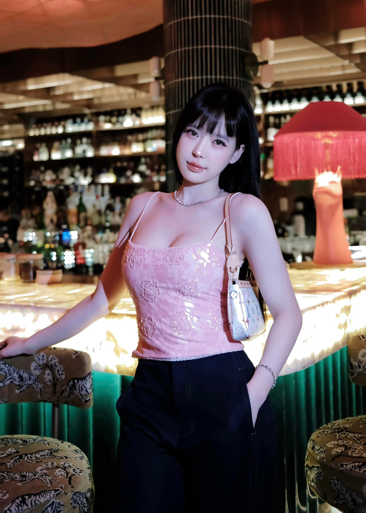 Ở phần bình luận, nhiều người bày tỏ sự xuýt xoa trước nhan sắc xinh đẹp cùng vóc dáng chuẩn chỉnh của nàng cựu hot girl: "Bả đẹp mà bả cute", "Mỗi lần chị đi bỉển là em mê, ảnh đẹp 100 đỉm khum có nhưng".