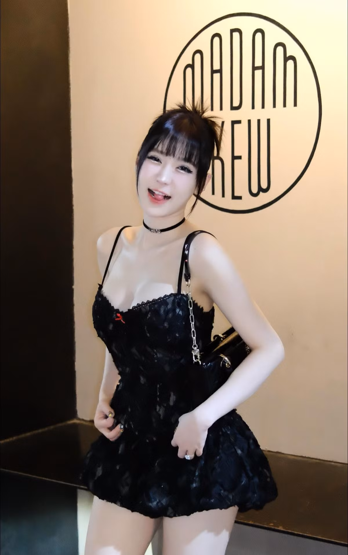 Cô sở hữu chiều cao khiêm tốn nhưng số đo ba vòng quyến rũ cùng khuôn mặt trẻ con, vẻ ngoài sang chảnh.