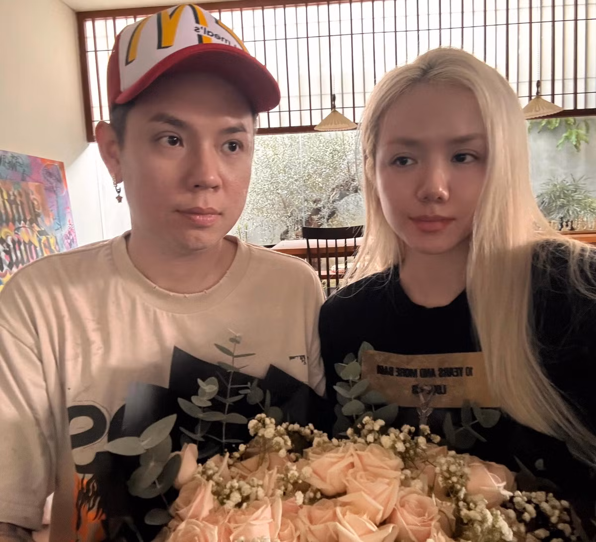 Dù cả hai chưa từng công khai xác nhận mối quan hệ tình cảm, nhưng những hình ảnh và khoảnh khắc thân thiết mà họ chia sẻ khiến người hâm mộ không khỏi đồn đoán về một chuyện tình đẹp.