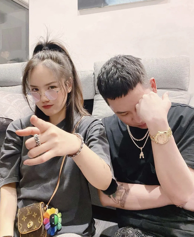 Dù ít chụp ảnh riêng với nhau nhưng mỗi khoảnh khắc chung của cả hai vẫn khiến dân tình "phát hờn" bởi sự ngọt ngào.