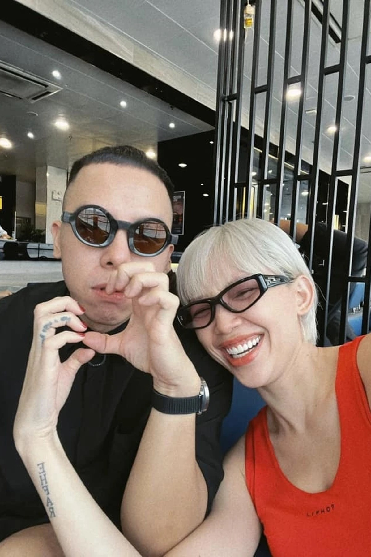 Tóc Tiên - Hoàng Touliver quen biết từ năm 2015, qua chương trình The Remix. Khi đó, được hỏi về chuyện tình cảm, cả hai nhiều lần phủ nhận và cho biết chỉ là đồng nghiệp thân thiết.