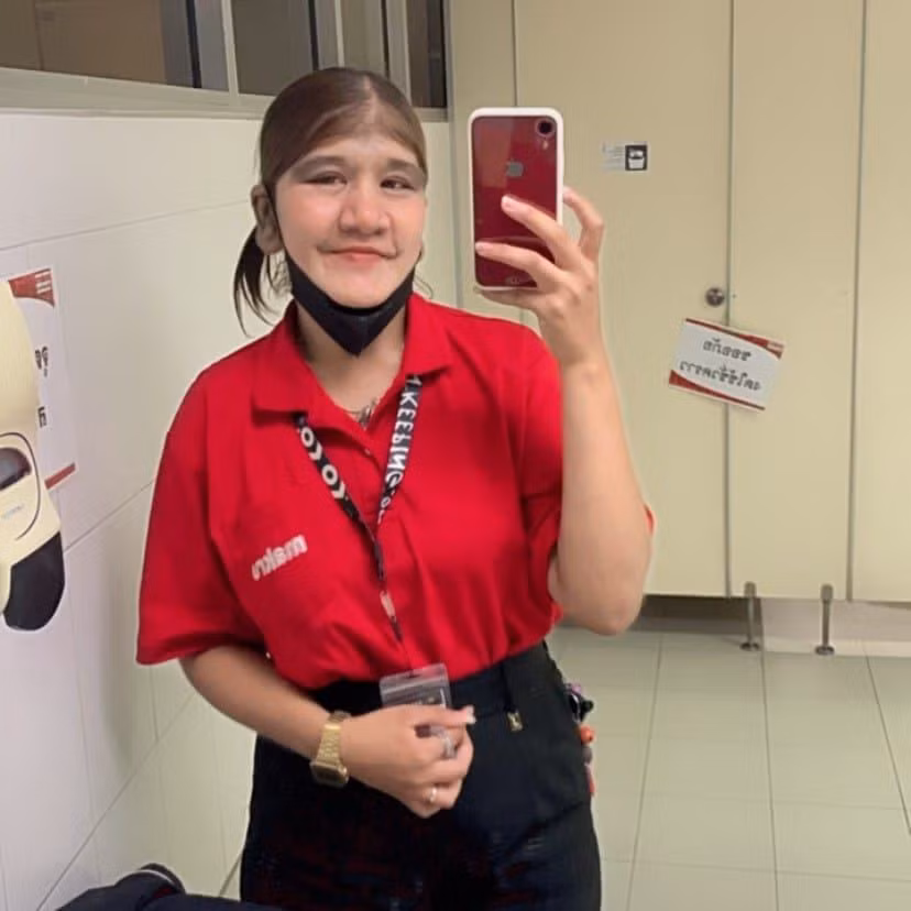 Bỏ qua mặc cảm ngoại hình, cô không ngần ngại giao lưu, kết bạn và tham gia các hoạt động xã hội.