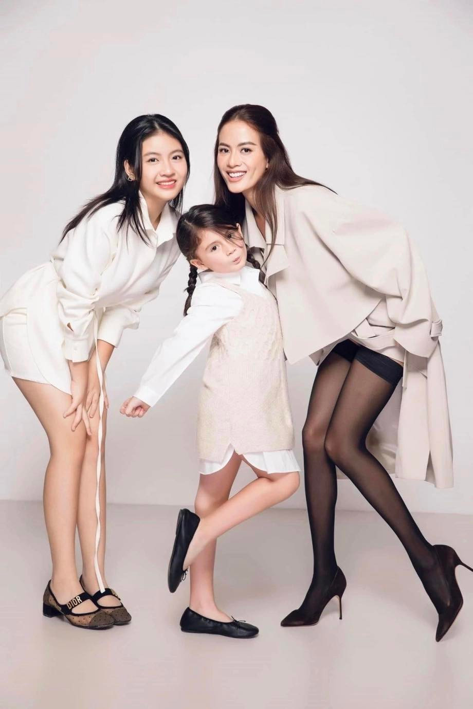 Dù còn nhỏ tuổi, nhưng hai ái nữ nhà Như Vân đã sở hữu vẻ ngoài ấn tượng, được nhiều người nhận xét có tiềm năng trở thành mỹ nhân trong tương lai.