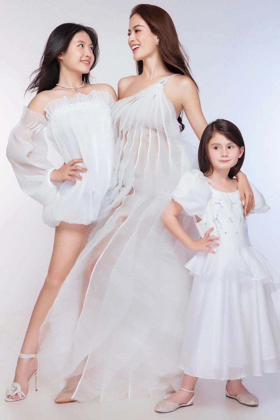 Như Vân sinh con gái đầu lòng Bảo Bảo (trái) lúc 18 tuổi và một mình nuôi con sau đổ vỡ hôn nhân. Năm 2013, cô quen bạn trai quốc tịch Mỹ, là giám đốc công ty thuộc lĩnh vực nhiên liệu. Sau thời gian gắn bó, năm 2016, họ sinh con gái chung - bé Gia Gia (phải).