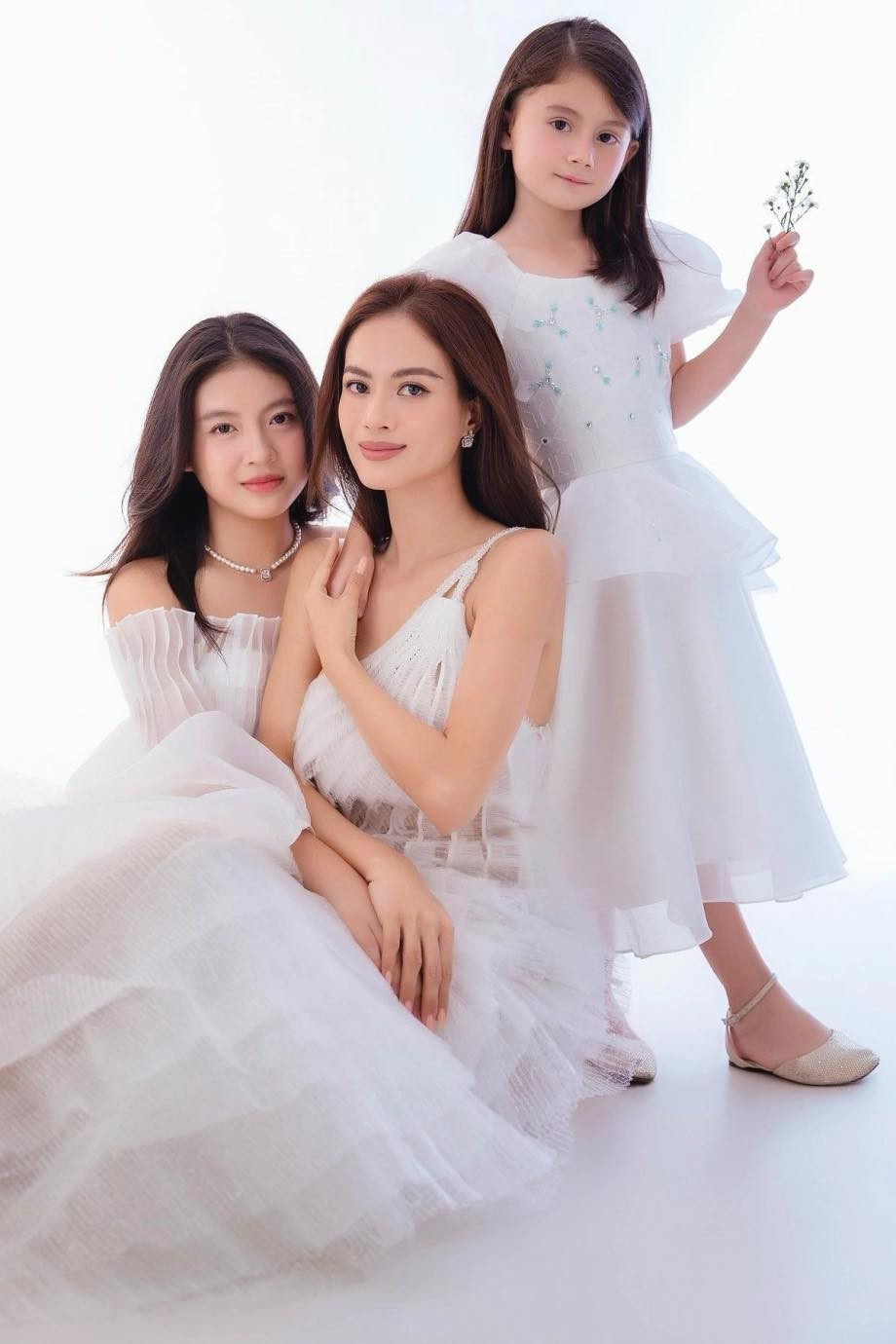 Còn cô con gái út có gương mặt lai Tây ngọt ngào, đáng yêu.