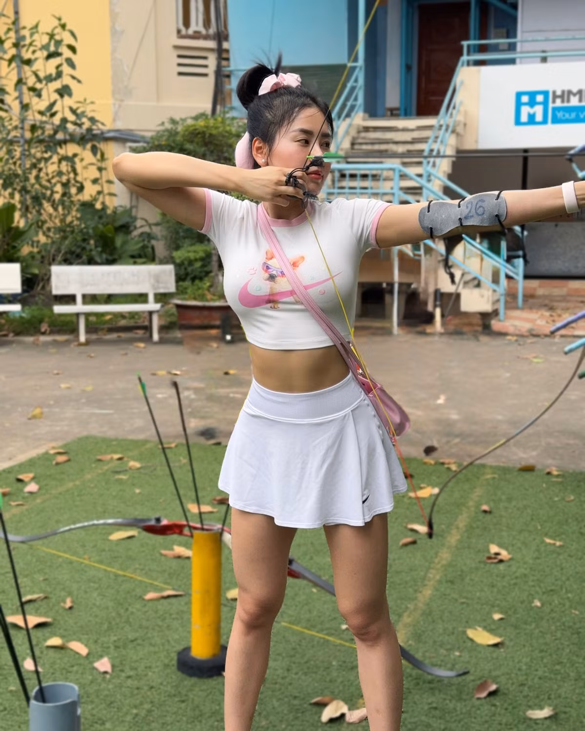 Trên trang cá nhân, cô nàng khoe loạt khoảnh khắc thử sức với bộ môn này.