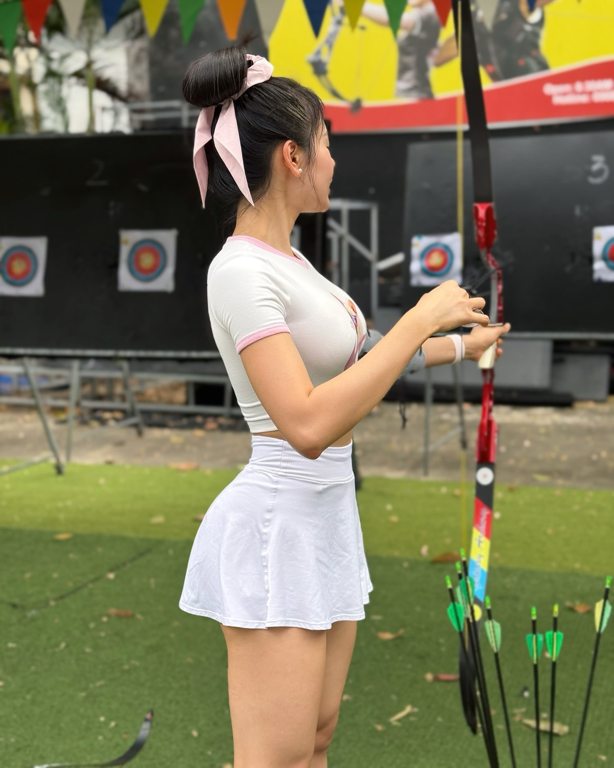 Lần này, cô nàng quyết định trải nghiệm bắn cung – bộ môn đòi hỏi sự tập trung cao độ và kỹ thuật điều khiển lực tay chính xác.
