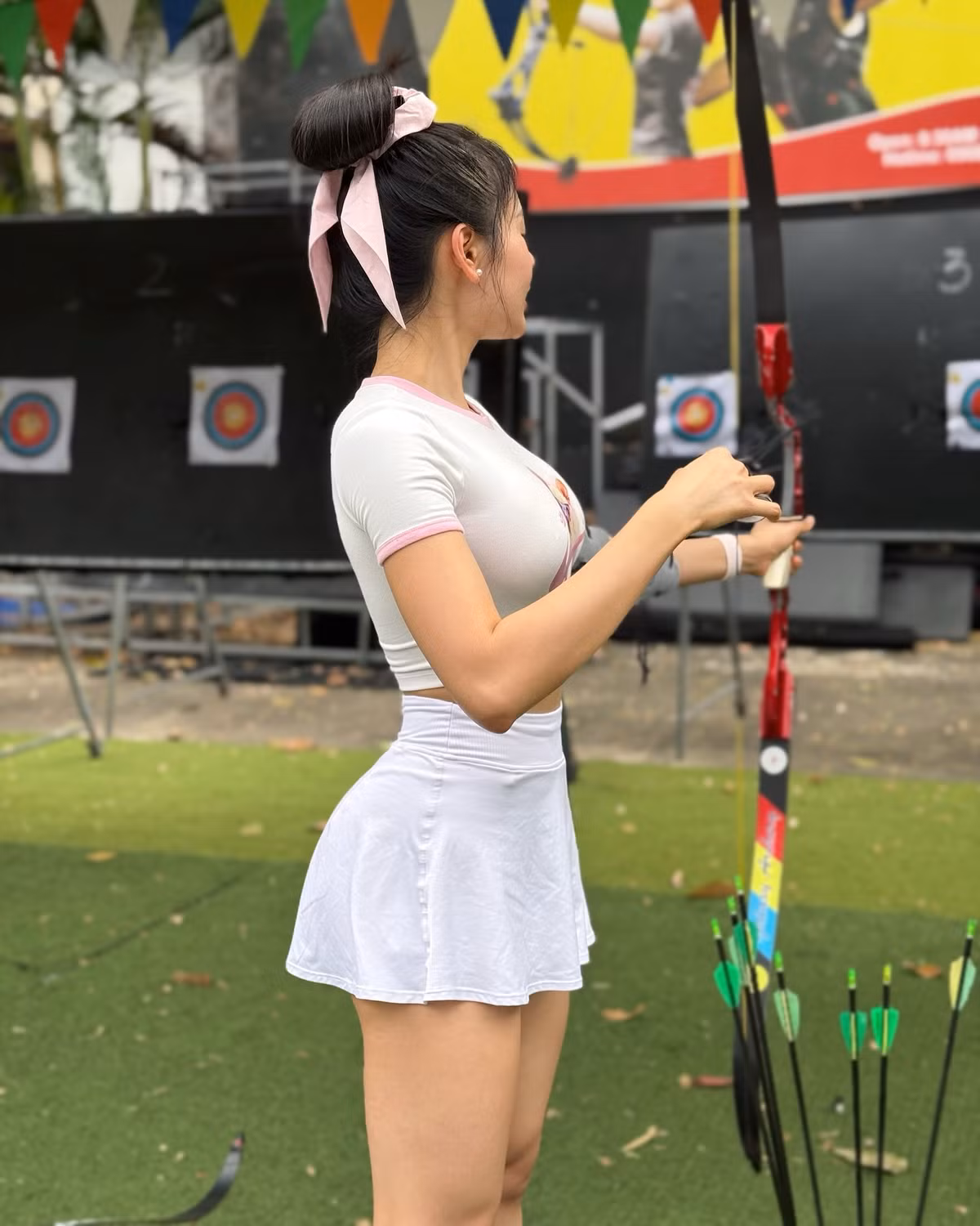 Lần này, cô nàng quyết định trải nghiệm bắn cung – bộ môn đòi hỏi sự tập trung cao độ và kỹ thuật điều khiển lực tay chính xác.