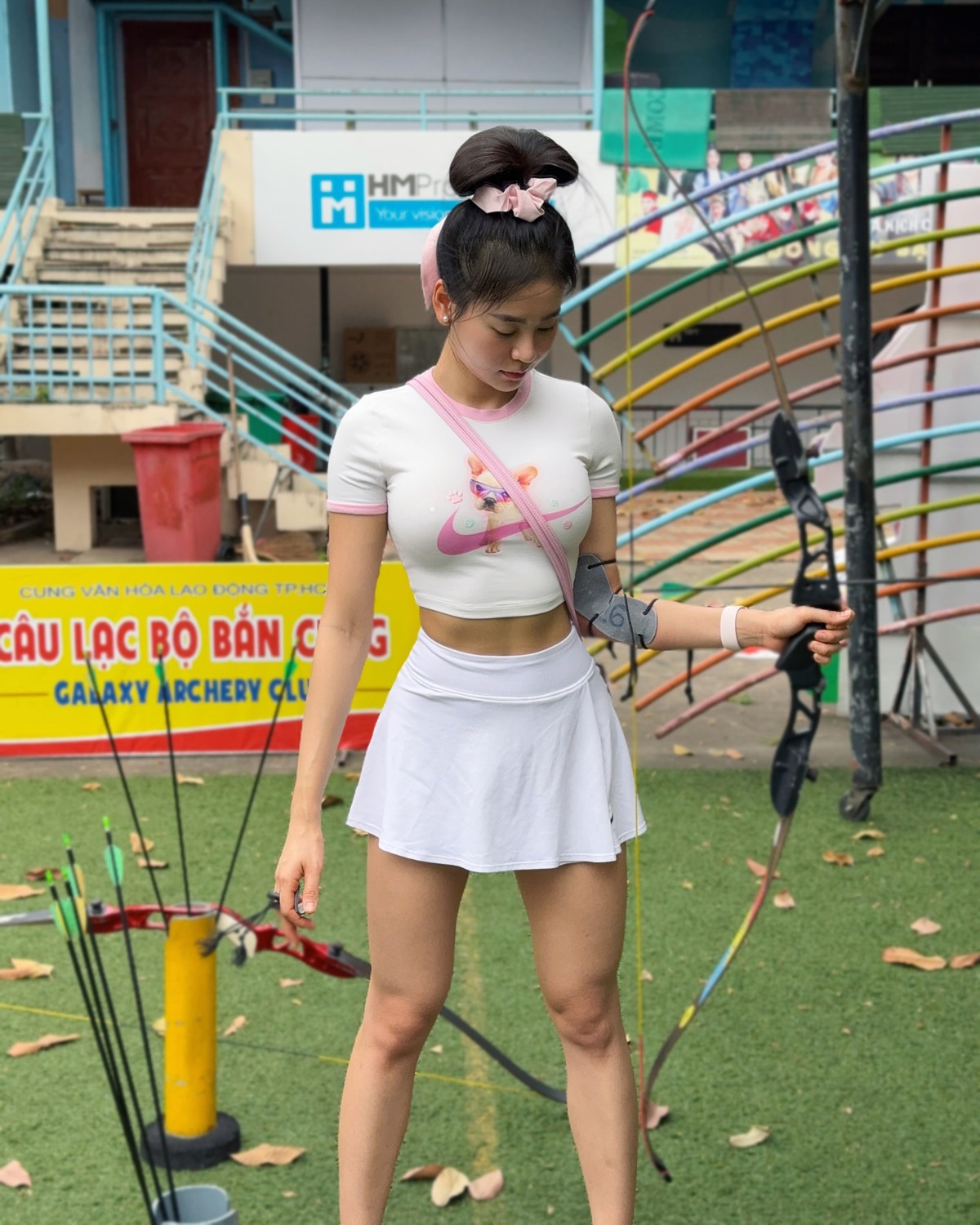 Cô nàng hút trọn ánh nhìn với cách lên đồ đầy ấn tượng. Phương Trang lựa chọn thiết kế áo phông croptop ôm sát cùng chân váy ngắn.