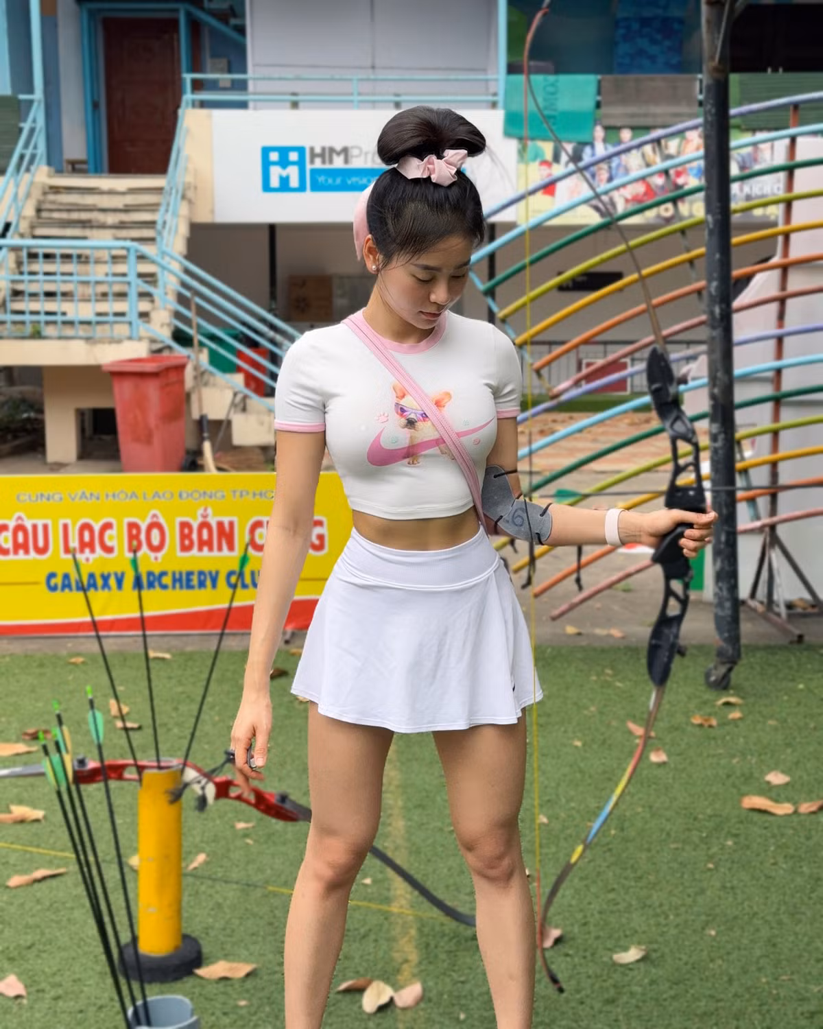 Cô nàng hút trọn ánh nhìn với cách lên đồ đầy ấn tượng. Phương Trang lựa chọn thiết kế áo phông croptop ôm sát cùng chân váy ngắn.