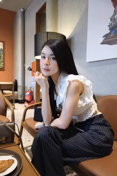 Thiết kế mà bạn gái Vũ Văn Thanh chọn lựa mang hơi hướm thời trang high-cut bodysuit, một xu hướng từng thịnh hành vào những năm 80-90 và đang trở lại mạnh mẽ trong thời gian gần đây.