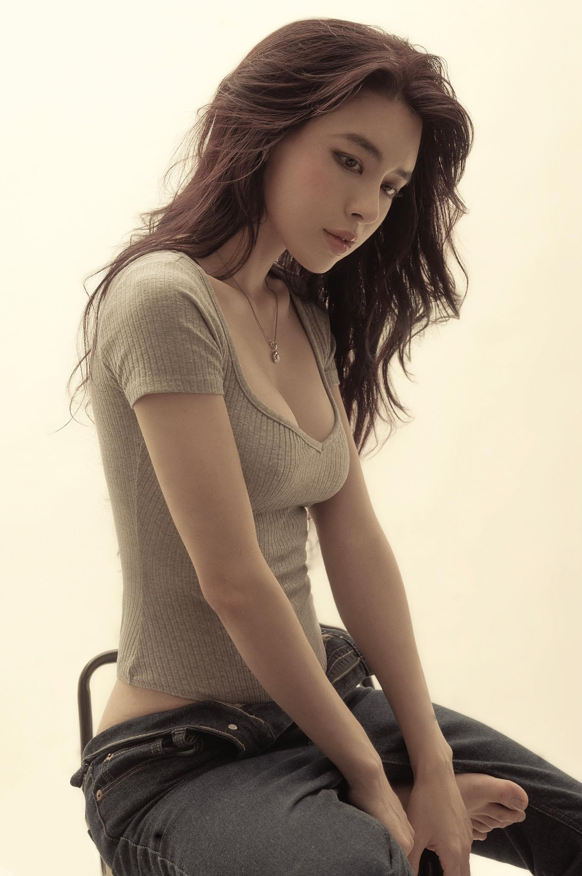 Mới đây, bạn gái của cầu thủ Văn Thanh gây sốt mạng xã hội khi xuất hiện trong bộ ảnh đầy cuốn hút. Diện bodysuit một mảnh ôm sát cơ thể kết hợp cùng quần jeans trễ, cô nàng khoe trọn đường cong quyến rũ cùng vóc dáng săn chắc, gợi cảm.