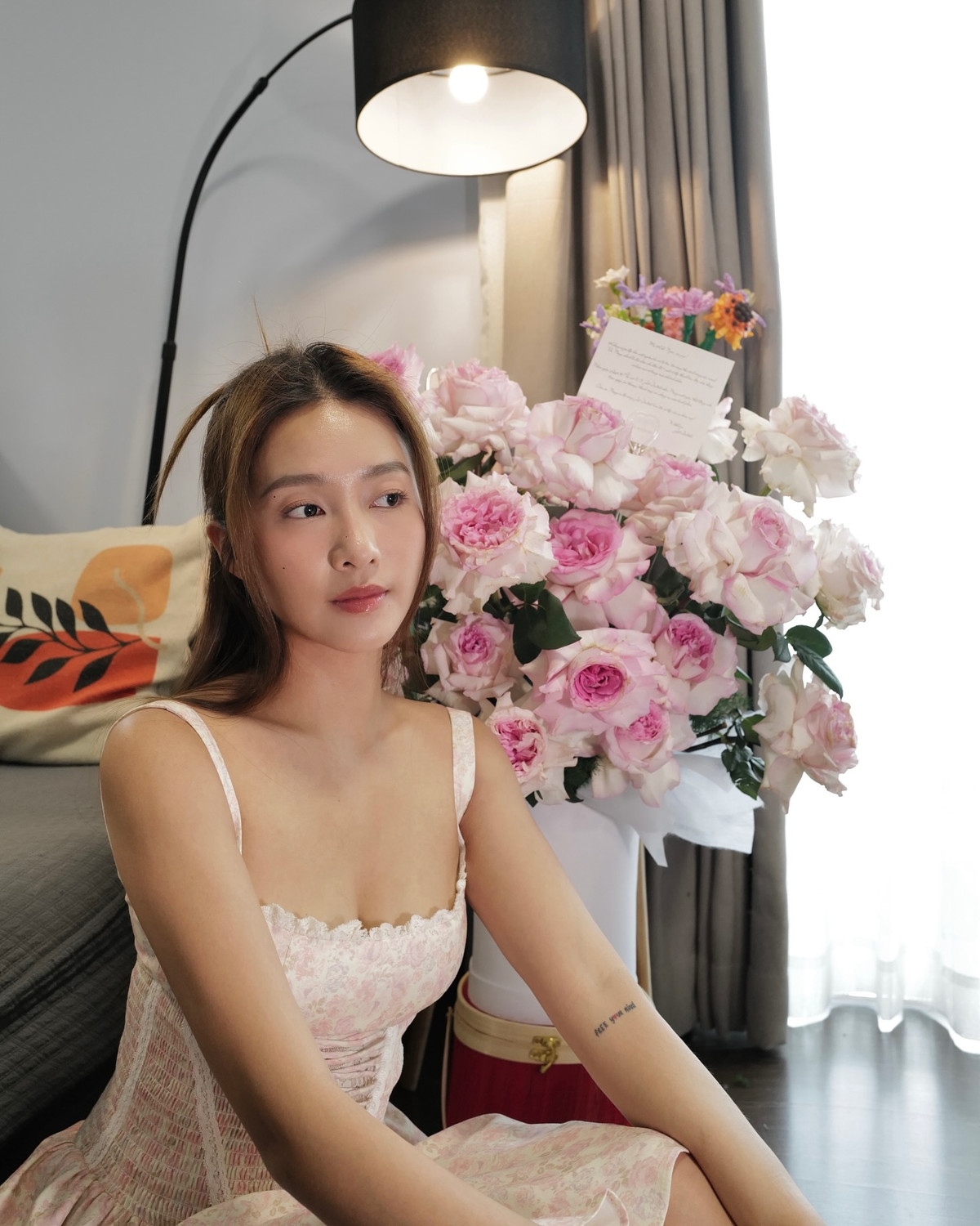 Trong loạt ảnh, cô nàng khéo léo khoe trọn vóc dáng quyến rũ trong chiếc váy trễ nải, lấp ló vòng một.