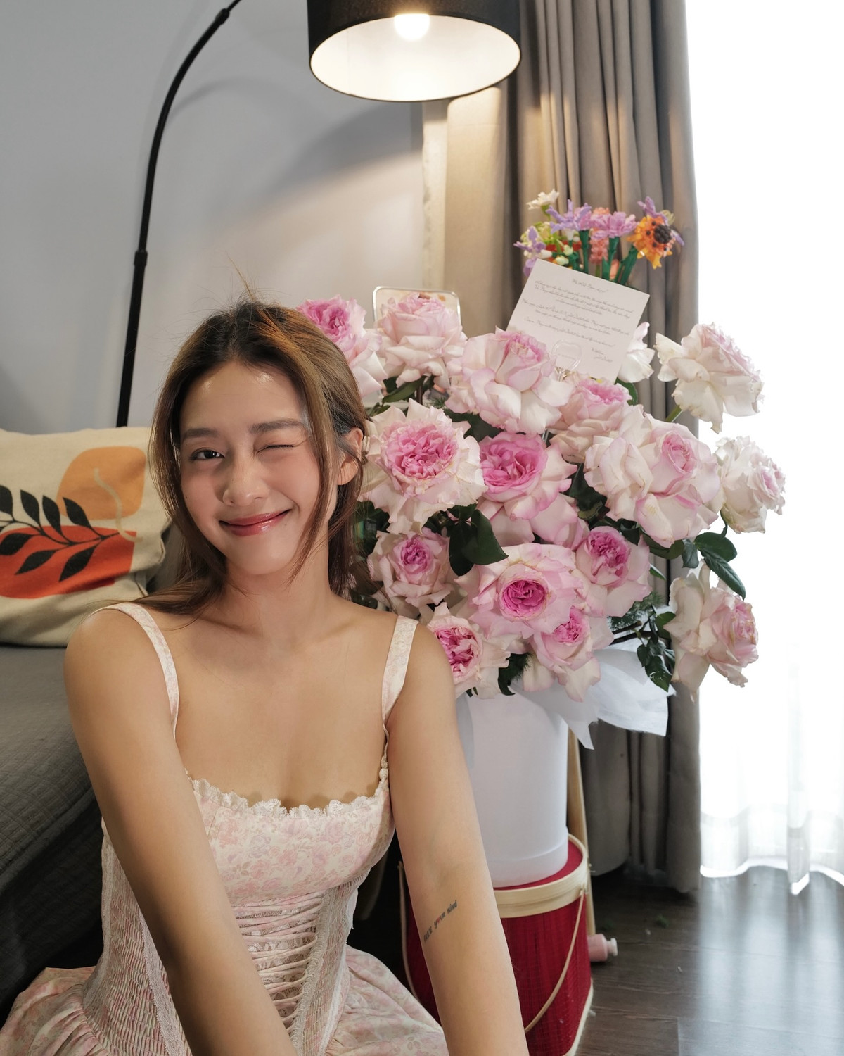 Mới đây trên trang cá nhân, Khả Ngân lộ rõ sự hào hứng khi khoe với khán giả hình ảnh nhận được một lẵng hoa lớn trước thềm ngày 8/3. Đính kèm bên dưới tấm hình, nữ diễn viên hài hước chia sẻ: "Cận kề 8/3 nên em xin phép thùy mị vài hôm lại, chứ bữa giờ đánh boxing đùng đùng quá, sợ người ta quên mất em cũng là con gái mà, buồn là khóc vui là hà hà đồ đi".