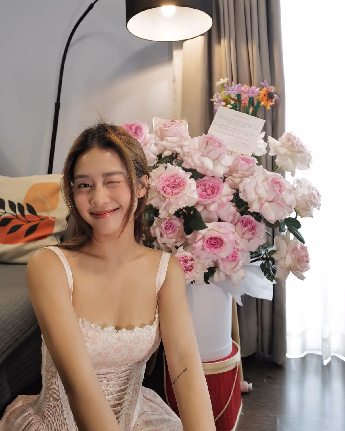 Mới đây trên trang cá nhân, Khả Ngân lộ rõ sự hào hứng khi khoe với khán giả hình ảnh nhận được một lẵng hoa lớn trước thềm ngày 8/3. Đính kèm bên dưới tấm hình, nữ diễn viên hài hước chia sẻ: "Cận kề 8/3 nên em xin phép thùy mị vài hôm lại, chứ bữa giờ đánh boxing đùng đùng quá, sợ người ta quên mất em cũng là con gái mà, buồn là khóc vui là hà hà đồ đi".