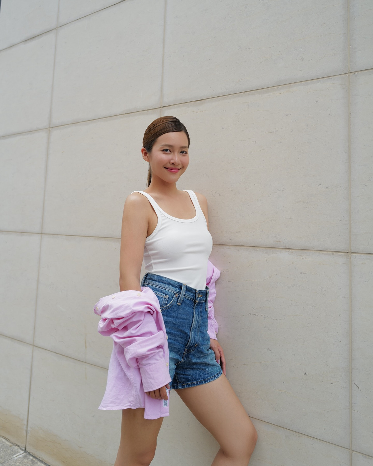 Ở phần bình luận, nhiều người bày tỏ xuýt xoa trước nhan sắc của Khả Ngân: "Chị xinh quá", "chắc nhiều người ước làm con mèo lắm đây", "nhan sắc này không đùa được đâu".