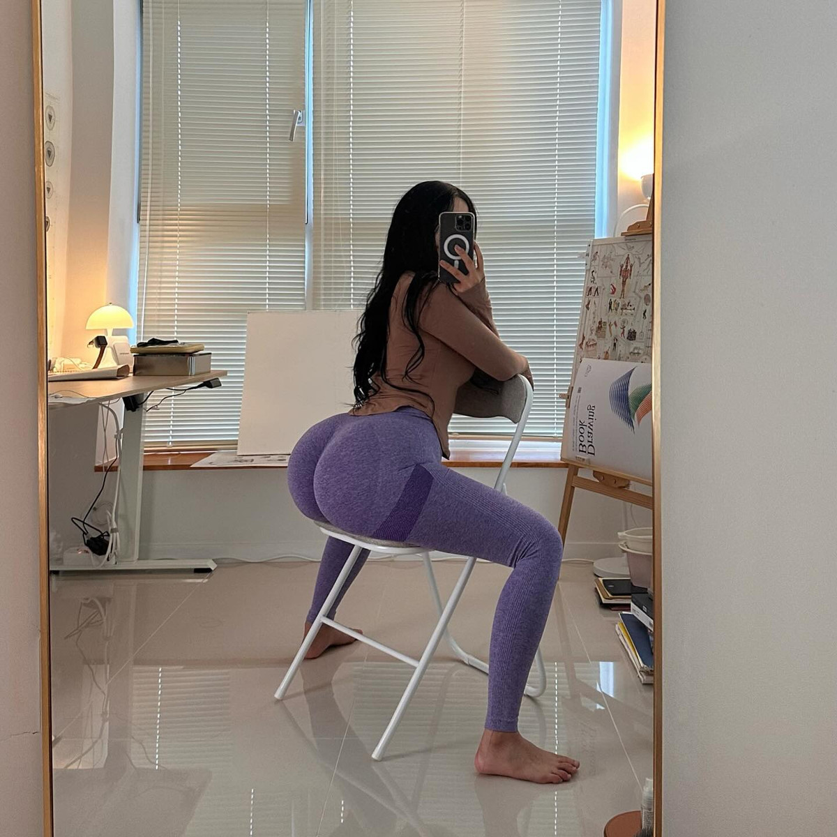 Chỉ một tấm ảnh tạo dáng bình thường nhưng khi được Yuyuhwa đăng tải lại trông vô cùng gợi cảm, người xem không thể nào không tập trung vào vòng 3 khủng của nàng hot girl.