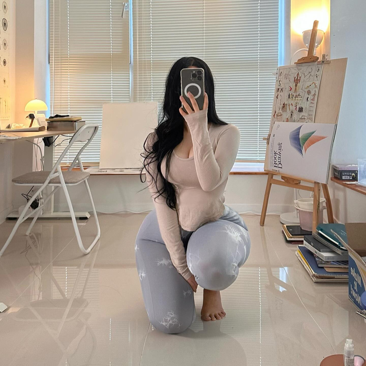 Những góc hình chụp selfie trước gương hay quay lưng về phía camera được cô nàng ưa thích.