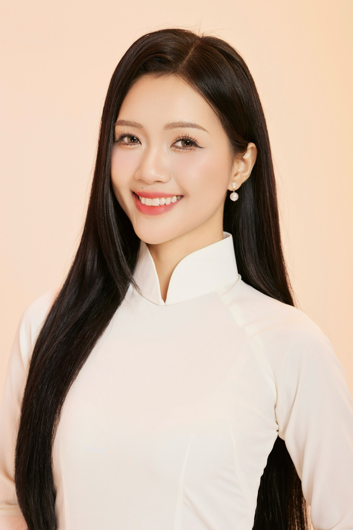 Cô nàng sở hữu nhan sắc xinh đẹp, vừa có sự dịu dàng lại vô cùng sắc sảo.