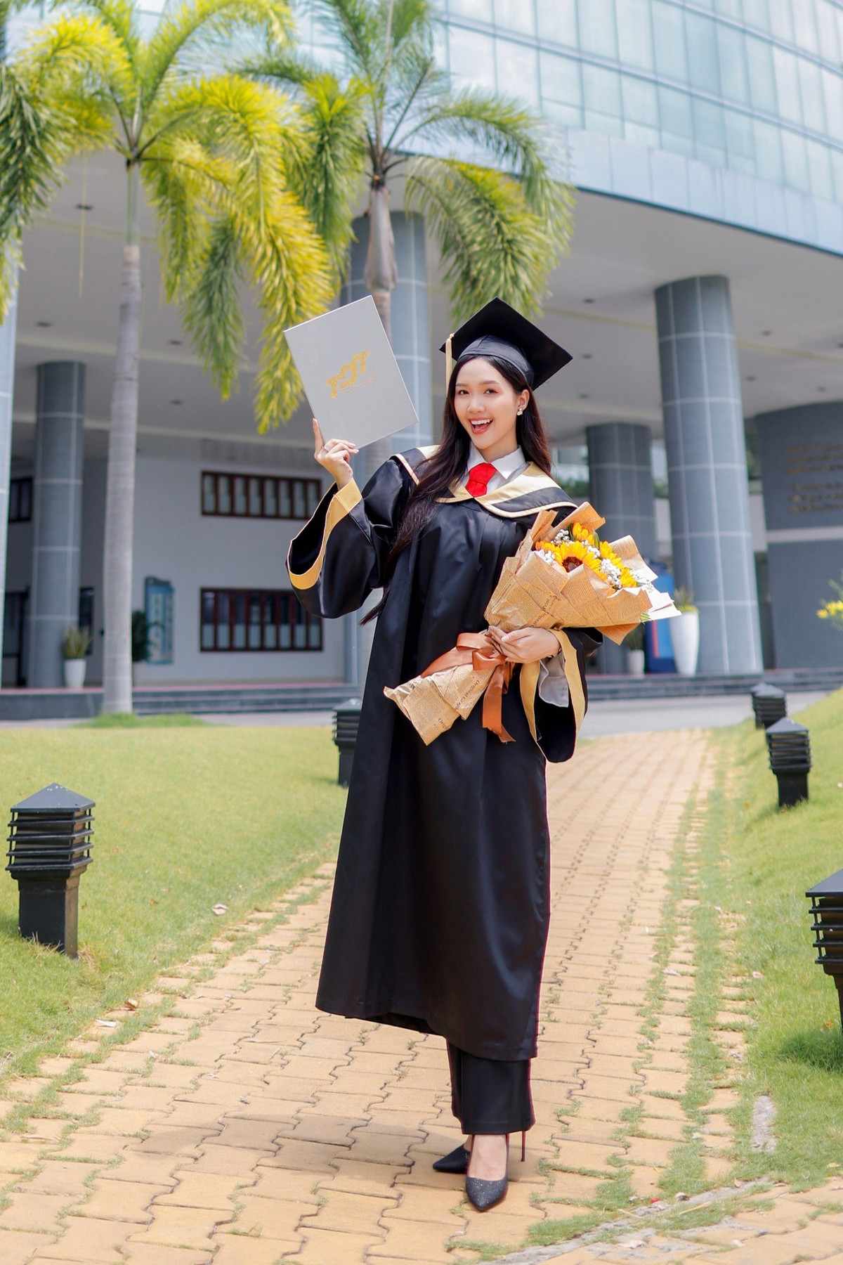 Cô có gương mặt hài hòa với đôi mắt biết cười, sống mũi cao và làn da mịn màng.