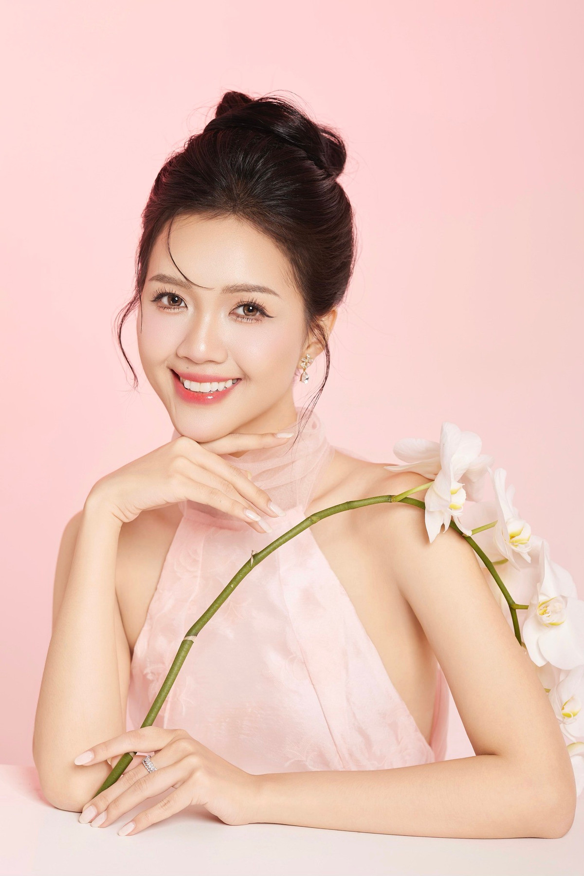 Đặc biệt, nụ cười rạng rỡ chính là điểm khiến cô trở nên nổi bật giữa dàn thí sinh Hoa hậu Việt Nam 2024.