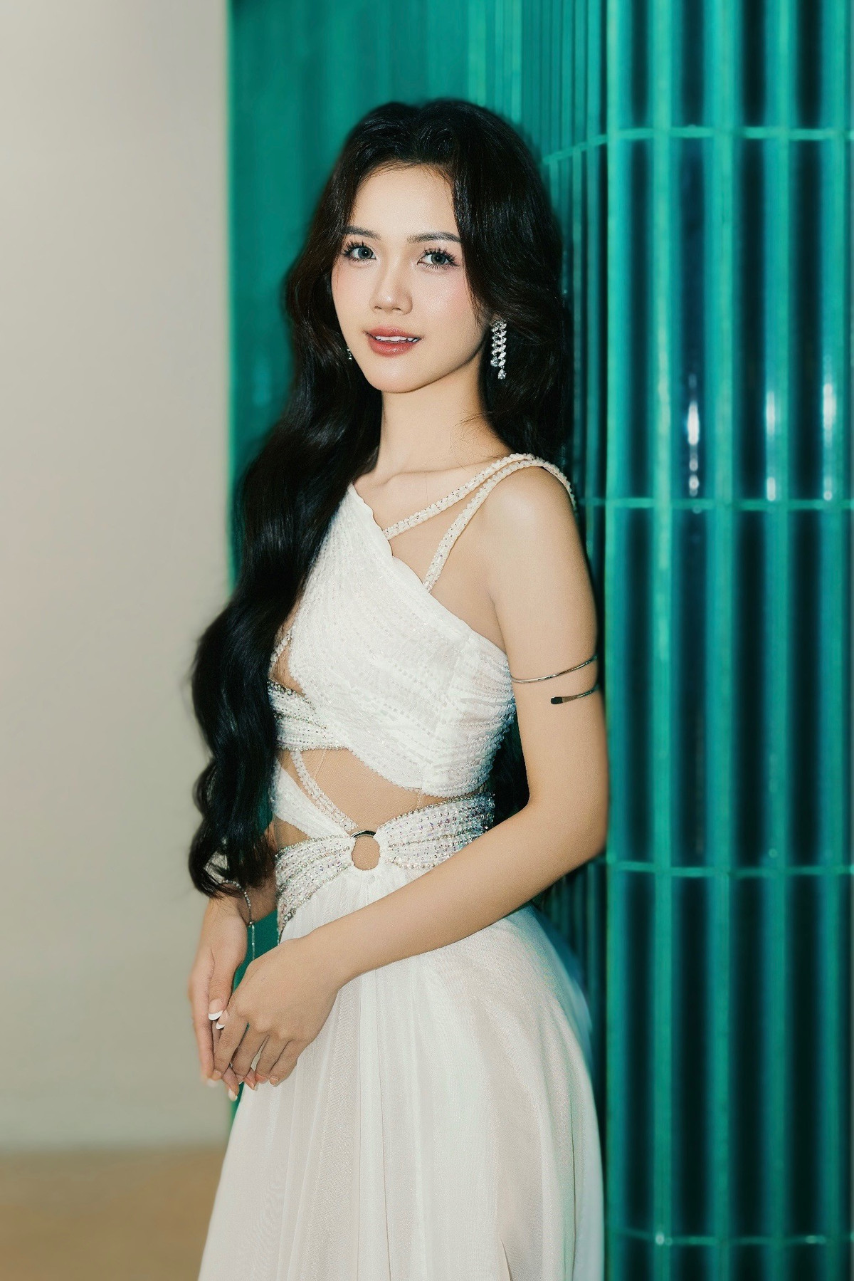 Ngoài tiếng Anh, Mỹ Vân có thể giao tiếp cơ bản và hát bằng tiếng Trung. Hiện tại, cô là MC song ngữ tự do và dẫn chương trình cho đài truyền hình Vĩnh Long.