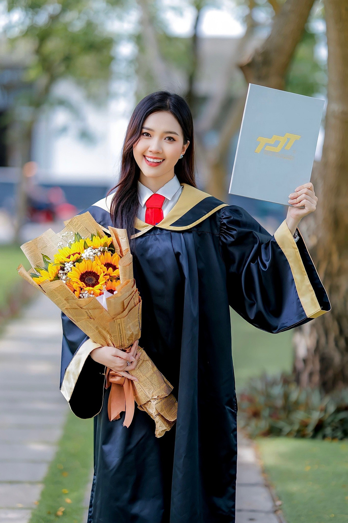 Đời thường, Mỹ Vân theo đuổi hình ảnh thanh lịch, nữ tính nhưng không kém phần hiện đại. Cô thường chọn những trang phục tối giản, tinh tế nhưng vẫn tôn dáng, giúp cô luôn nổi bật trong mọi hoàn cảnh.