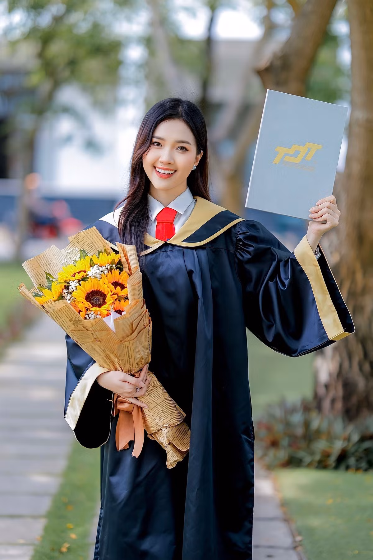 Đời thường, Mỹ Vân theo đuổi hình ảnh thanh lịch, nữ tính nhưng không kém phần hiện đại. Cô thường chọn những trang phục tối giản, tinh tế nhưng vẫn tôn dáng, giúp cô luôn nổi bật trong mọi hoàn cảnh.