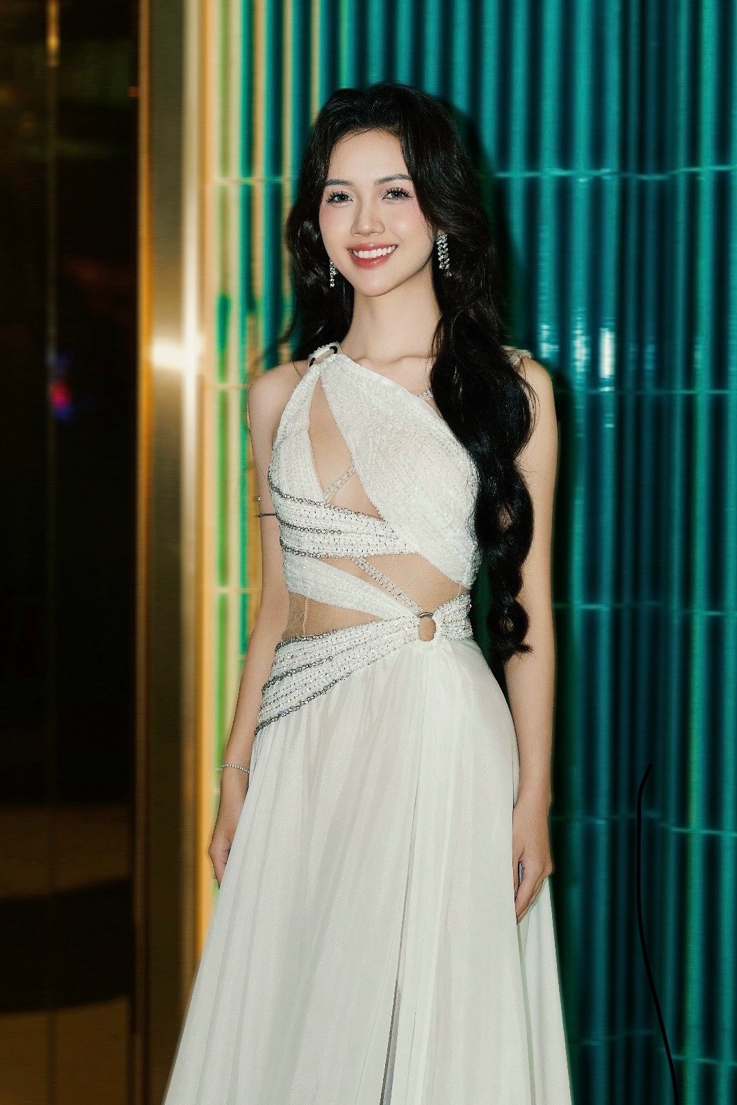 Mỹ Vân tốt nghiệp cử nhân ngành Ngôn ngữ Anh tại Đại học Tôn Đức Thắng. Cô còn hoàn thành các khóa học trực tuyến như Leadership &amp; Communication Program của Đại học Harvard và Public Library Marketing &amp; Public Relations từ Đại học Michigan