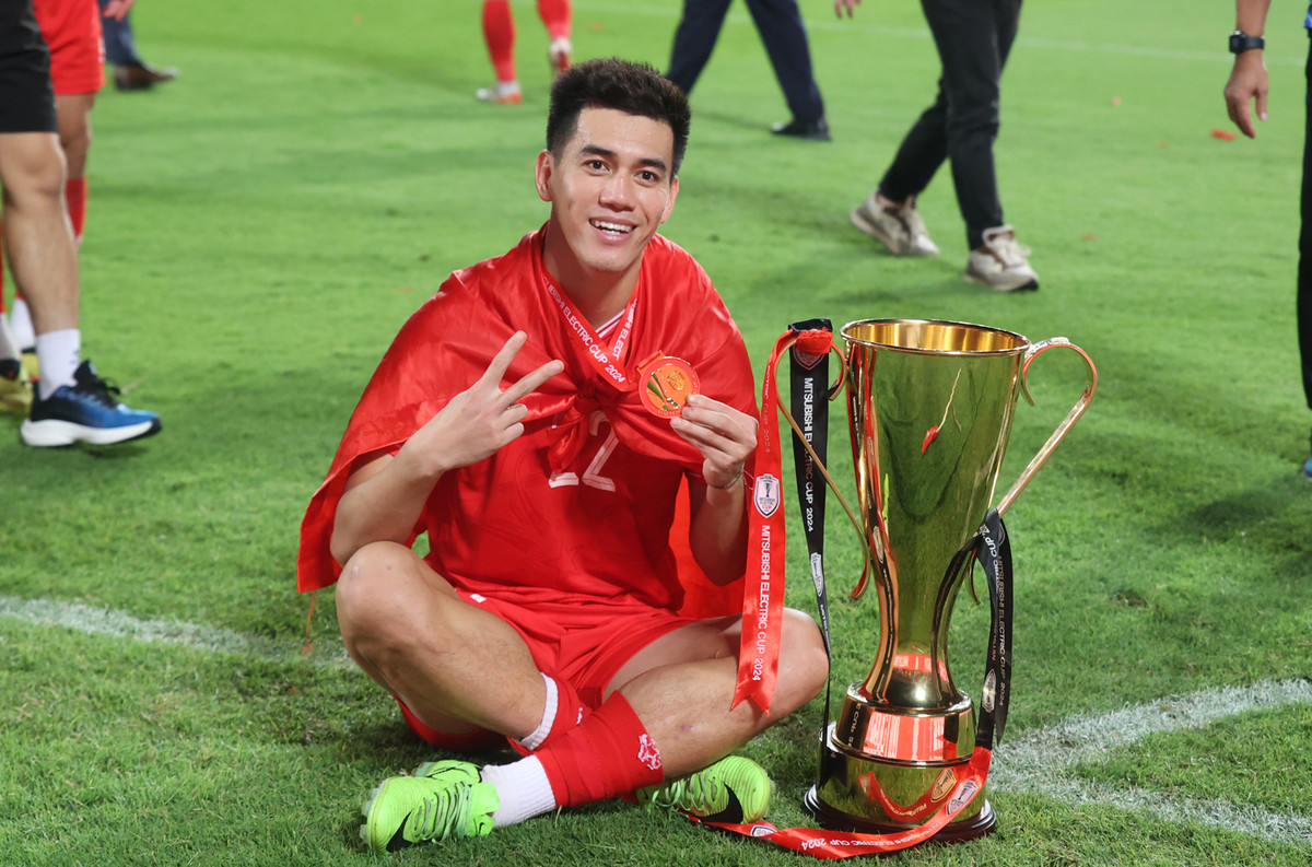 Đặc biệt, hình ảnh này càng có ý nghĩa hơn khi Tiến Linh vừa giành giải Quả bóng vàng Việt Nam – một cột mốc quan trọng trong sự nghiệp của anh.